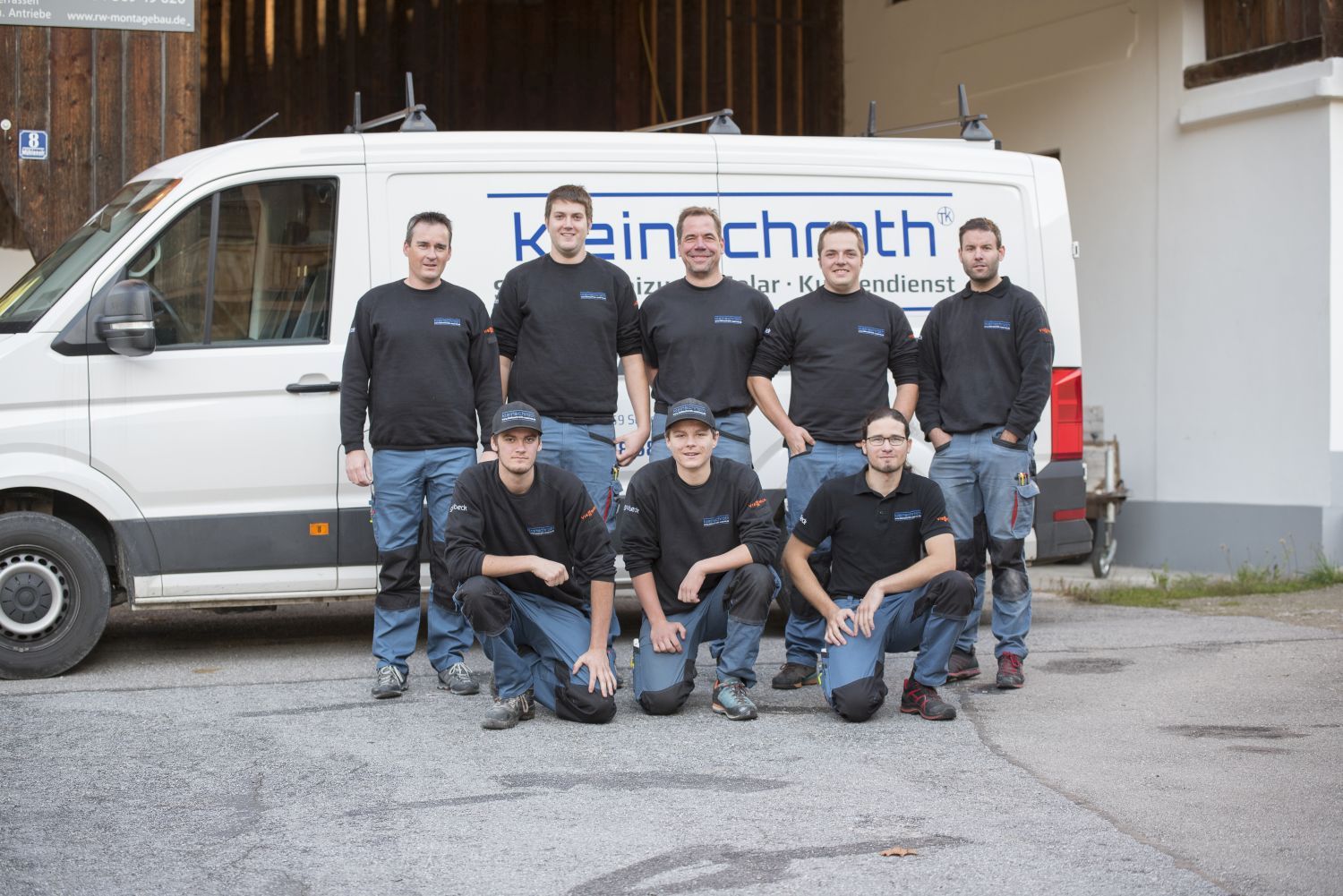 Team Kleinschroth 1 Gruppenbild Mitarbeiter der Installationsfirma Timo Kleinschroth, Schleching, vor Kleintransporter