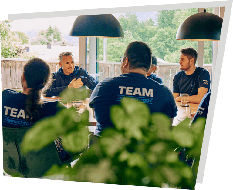 Firmeninhaber Kleinschroth bei der Teambesprechung im gemütlichen Besprechungsraum.