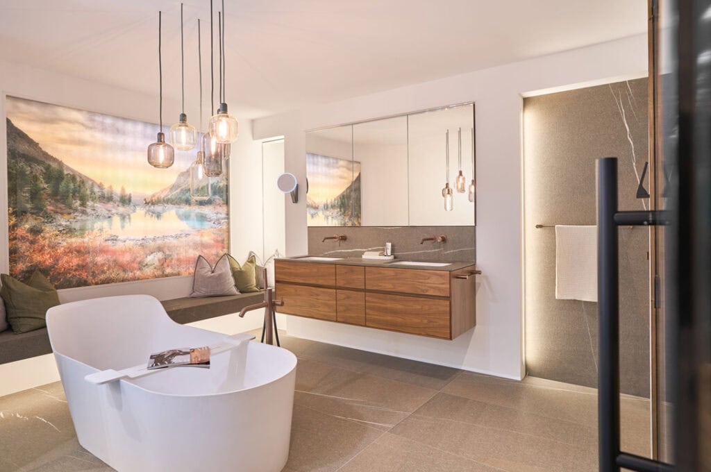 Matte Badewanne in einem Luxusbad mit Sauna.