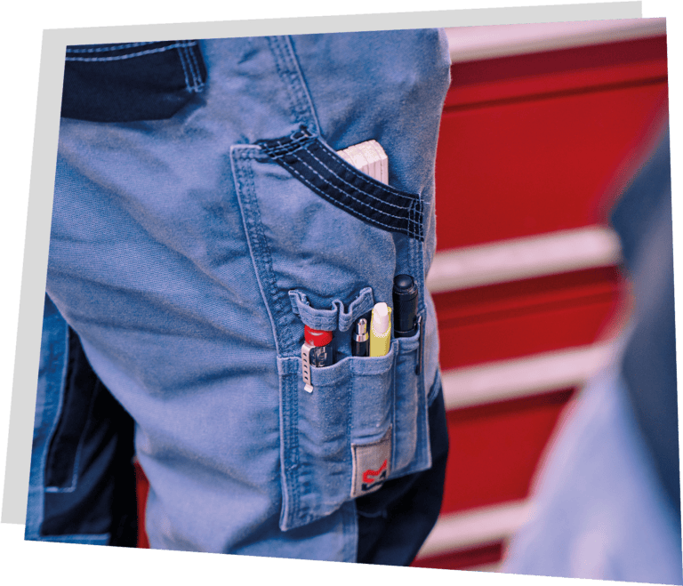 Hosentasche eines Mitarbeiters mit Stifte.