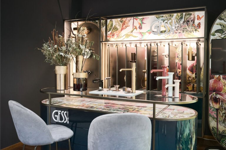 Luxuriöser Beratungsbereich für die Auswahl der Badausstattung.