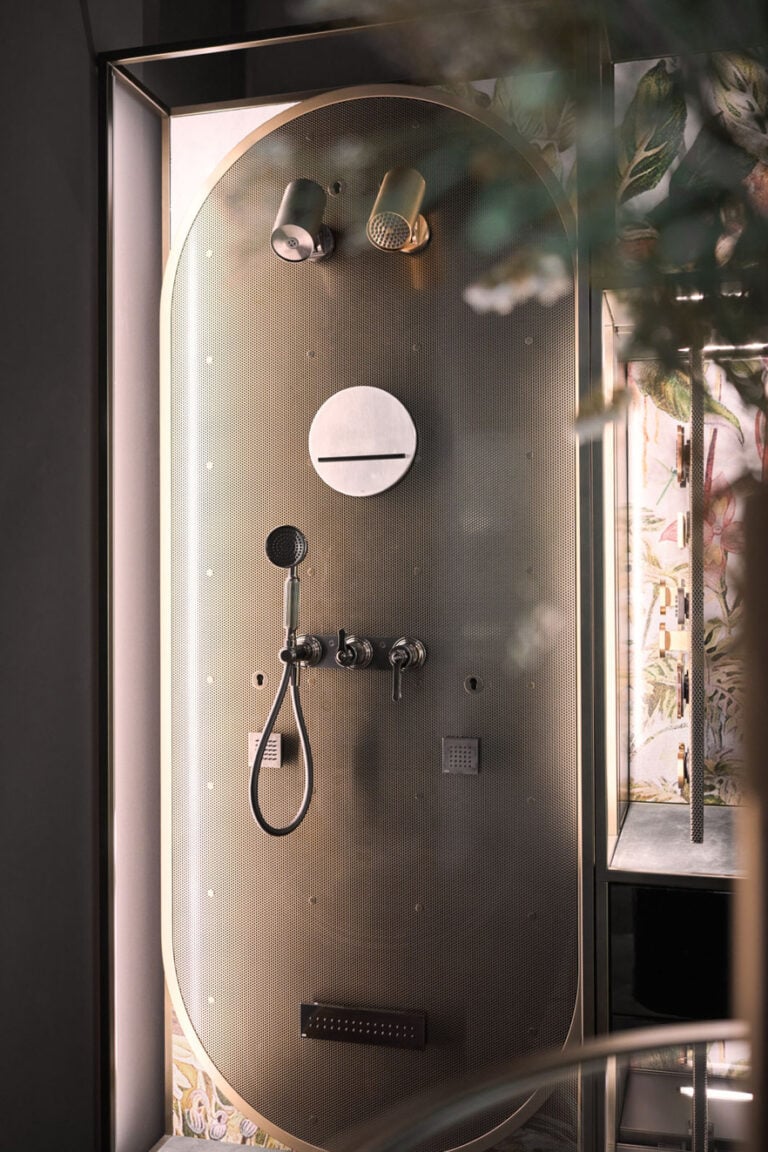 Magnetische Probeduschwand zum Testen von verschiedenen Armaturen.