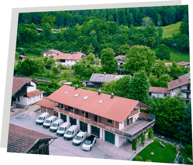 Drohnenaufnahme mit Firmensitz von Kleinschroth Wärme. Man sieht hier das Haus und den ganzen Fuhrpark.