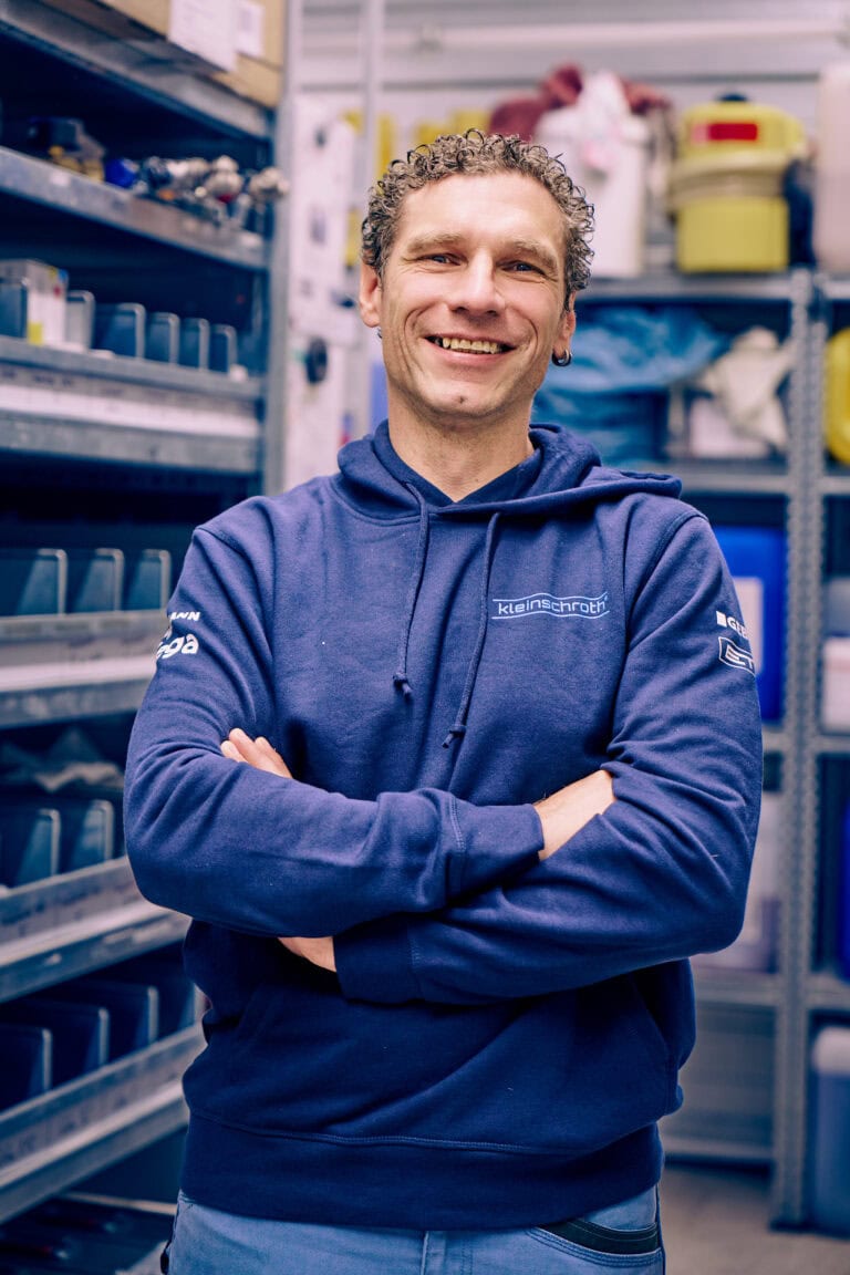 Mitarbeiter Manfred Beier steht freundlich lächelnd im Betrieb Kleinschroth Wärme.