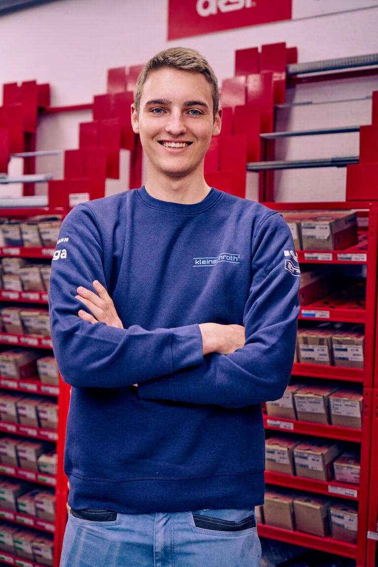 Azubi Markus Aberger steht im Lager der Firma Kleinschroth in der Mühlau.