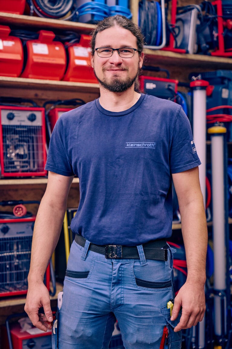 Michael Sturm steht in der Werkstatt.