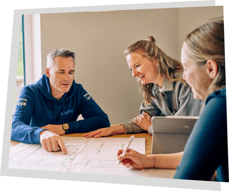 Tim und Susanne Kleinschroth planen gemeinsam mit einer Kundin das weitere Vorgehen.