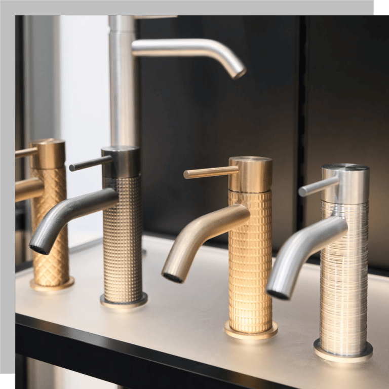 Eine Auswahl an hochwertigen Armaturen in verschiedenen Farben.