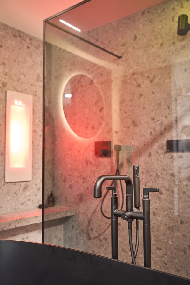 Infrarotelement, dass an der Wand der Duschkabine befestigt ist.