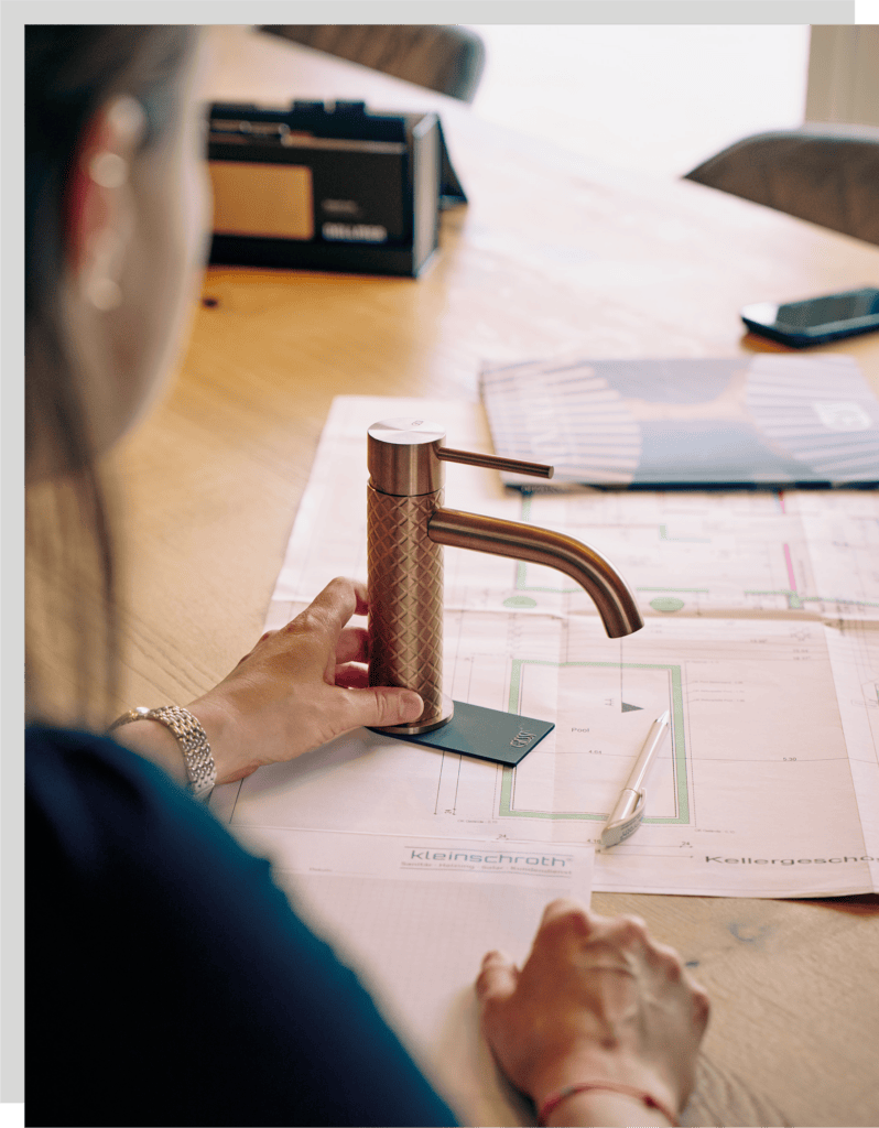 Eine Mitarbeiterin von Firma Kleinschroth plant ein Bad.