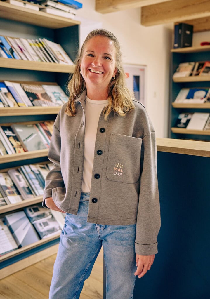 Susanne Kleinschroth. Führt zusammen mit Timo Kleinschroth die Firma. Sie steht lächelnd vor dem Thresen des Büros.