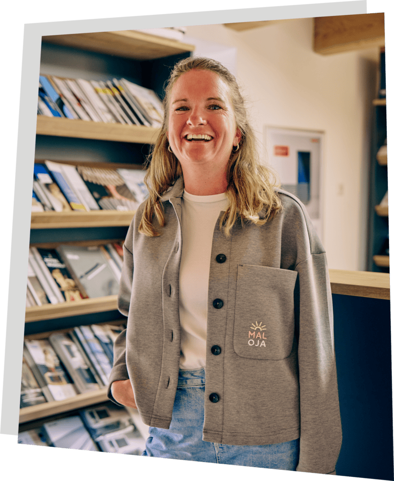 Susanne Kleinschroth lächelt in die Kamera und freut sich über Kundenanfragen.