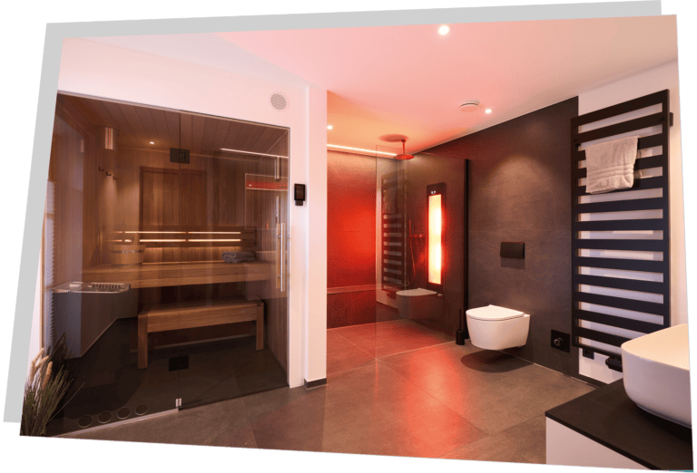 Saniertes Bad mit Sauna und ebenerdige Dusche mit Infrarotstrahler.